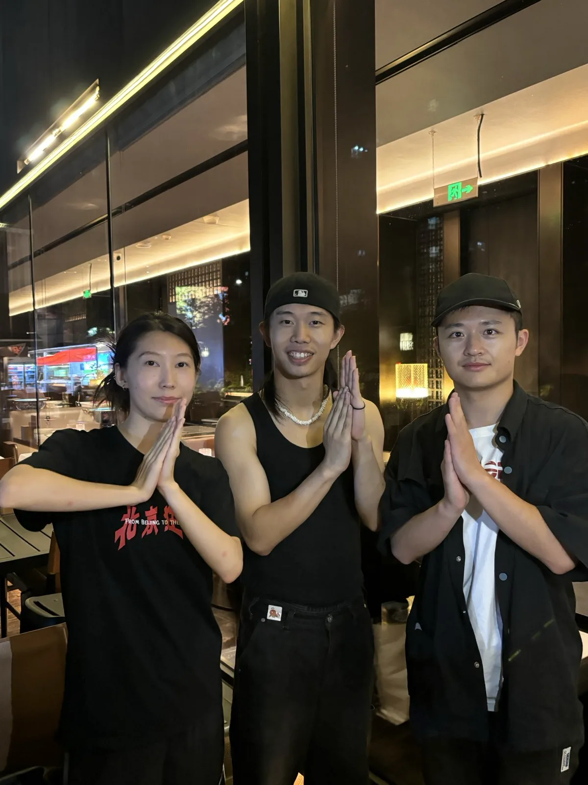 扎飞和两位 fam 合照，三人一起比出 krump 的合十手势
